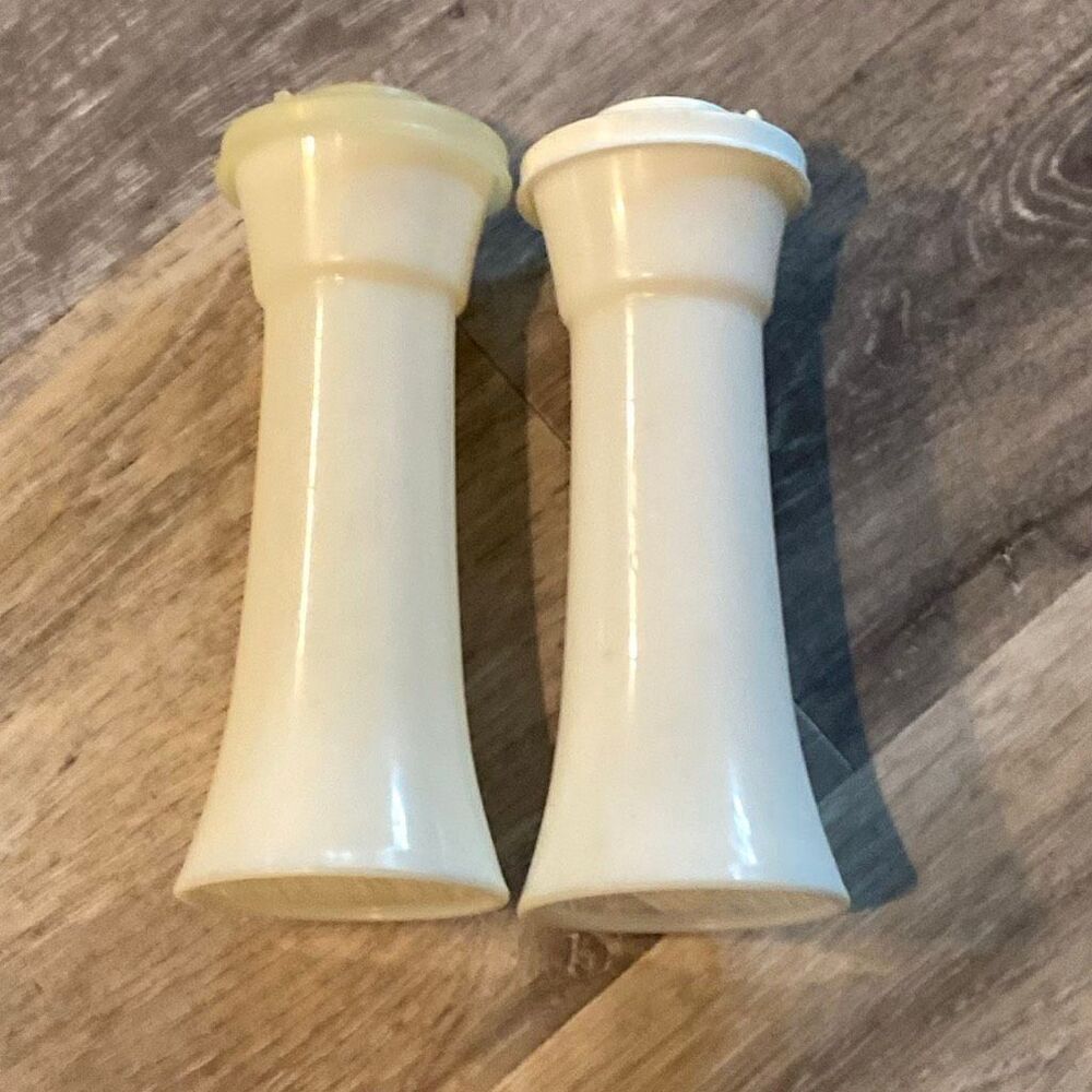 Tupperware 6" Hourglass White Salt & Pepper Shakers #718-11 & #718-14 Lids Vtge